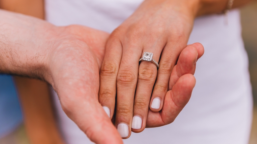 Halosormus, halosormukset, halo timanttisormus, carmosier sormus, halo sormus, halo sormus keltakulta,halo timanttisormus,diana sormus kulta, diana sormus vintage