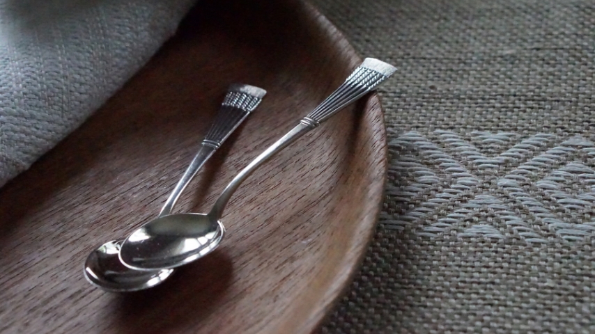 Koti ja sisutus, pöytähopeat, kynttiläjalka, valokuvakehys