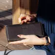 Aarni Clutch-lompakko hirvennahka musta/kulta - Lompakot ja korttikotelot - 6430066270682 - 3